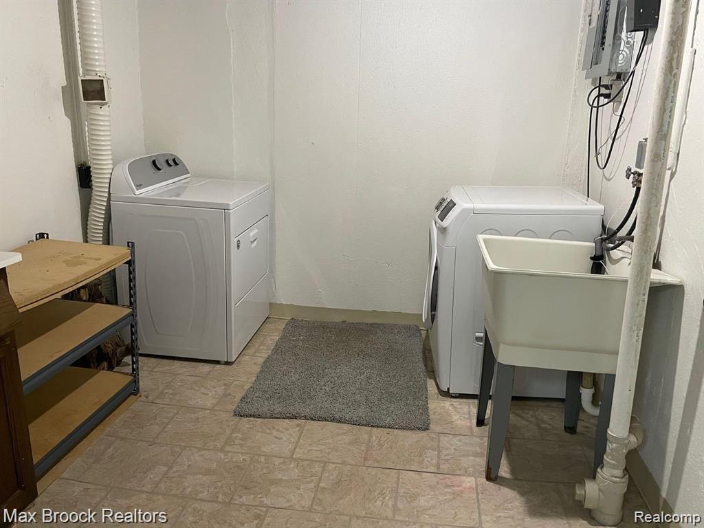 2806 ROUNDTREE Drive, Troy, MI 48083 — Photo 15