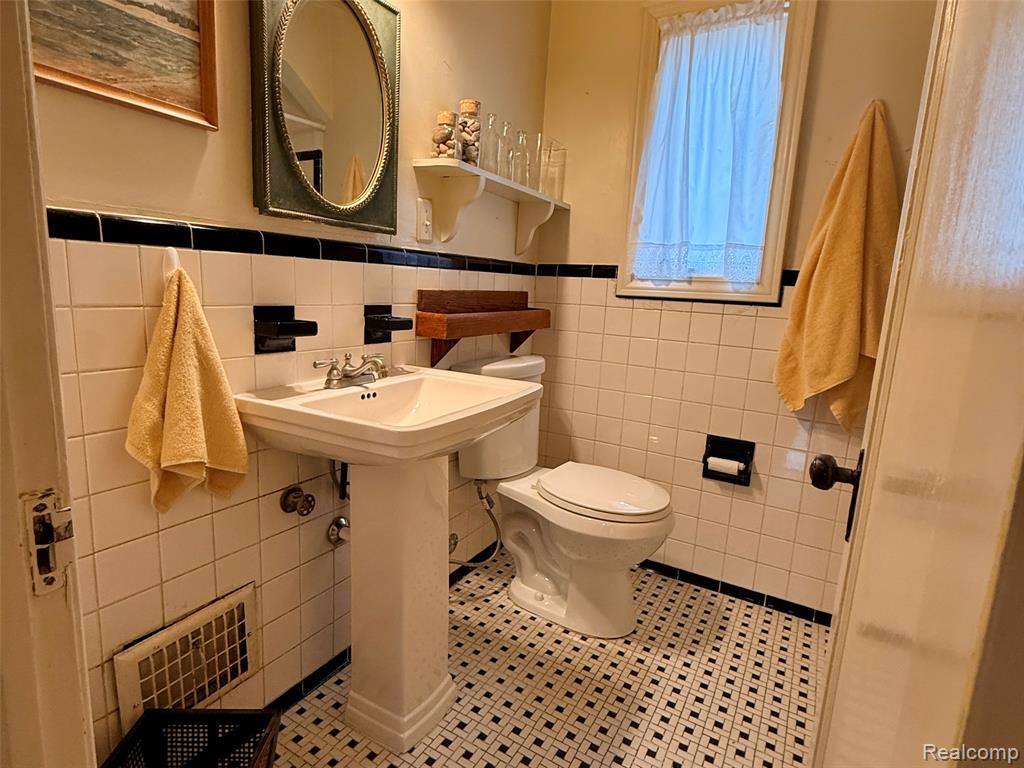 9900 Cranston Street, Livonia, MI 48150 — Photo 14