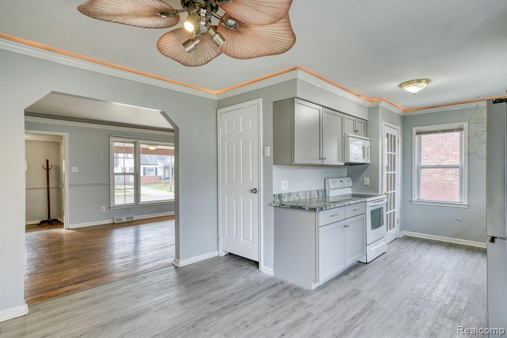605 E EVELYN Avenue, Hazel Park, MI 48030 — Photo 3