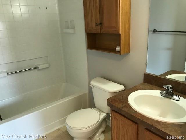 421 OLD PINE Way, Walled Lake, MI 48390 — Photo 9
