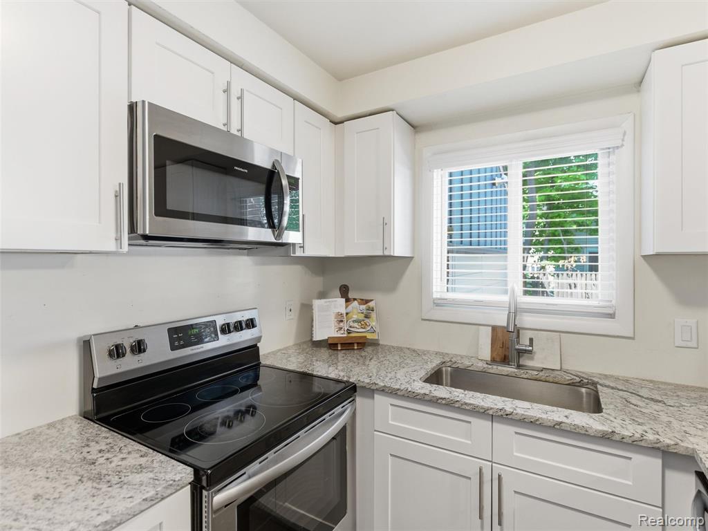 6053 Van Syckle Avenue, Waterford, MI 48329 — Photo 12