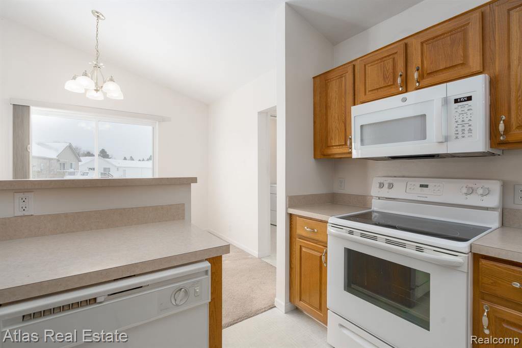 10200 Hawthorne Circle, Goodrich Vlg, MI — Photo 12