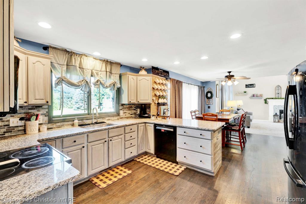 8410 S Shore Drive, Clarkston, MI 48348 — Photo 13