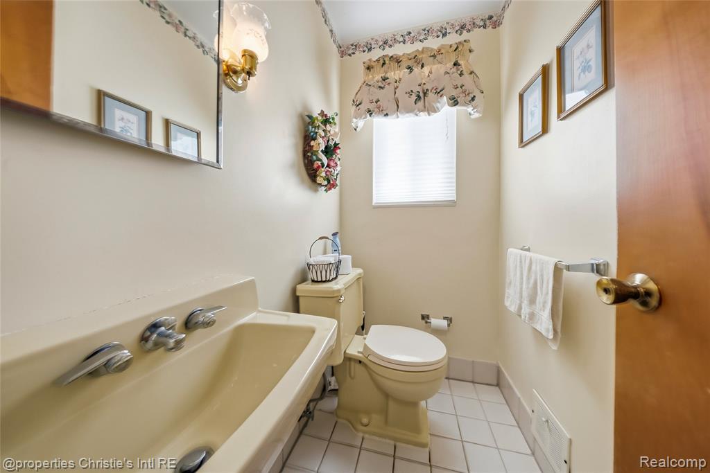 713 Moorland Drive, Grosse Pointe Woods, MI 48236 — Photo 19