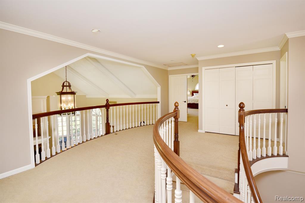 5687 GREENHILL Drive, Troy, MI 48098 — Photo 24