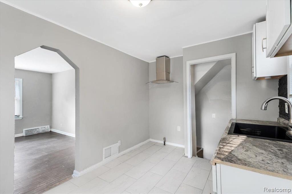 9108 CLOVERLAWN Street, Detroit, MI 48204 — Photo 5