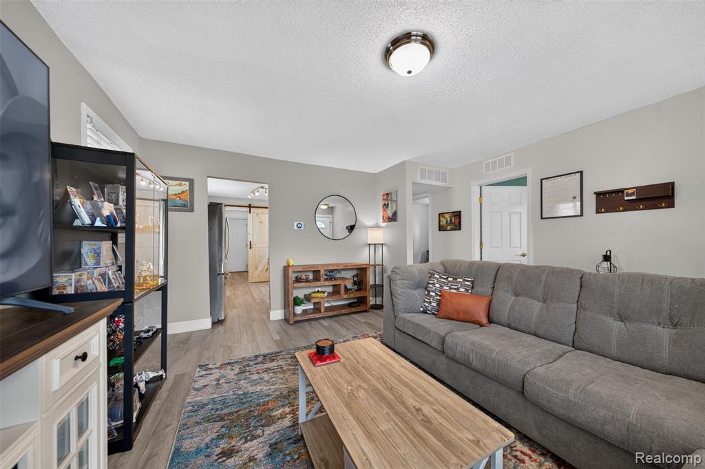 985 E Jarvis Avenue, Hazel Park, MI 48030 — Photo 3