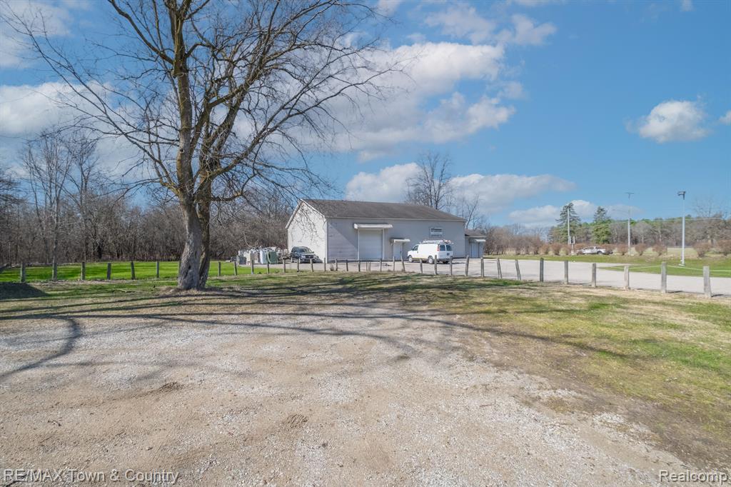 2170 LAVELLE Road, Flint, MI 48504 — Photo 2