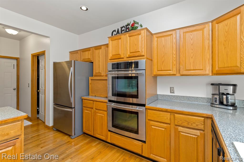 43581 NAVES Court, Clinton Twp, MI 48038 — Photo 17