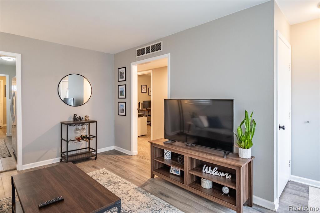 715 N DORCHESTER Avenue, Royal Oak, MI 48067 — Photo 7