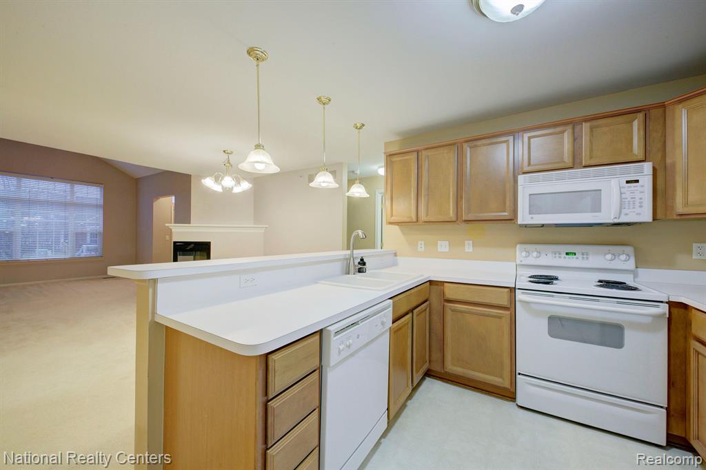 6104 JASMINE Drive, Walled Lake, MI 48390 — Photo 13