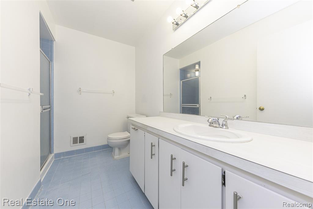 27630 W Echo Valley, 221, Farmington Hills, MI 48334 — Photo 36