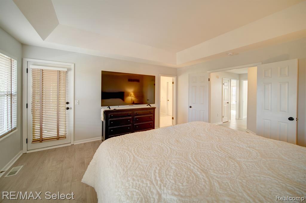 4392 OAK TREE Trail, Fenton, MI 48430 — Photo 32