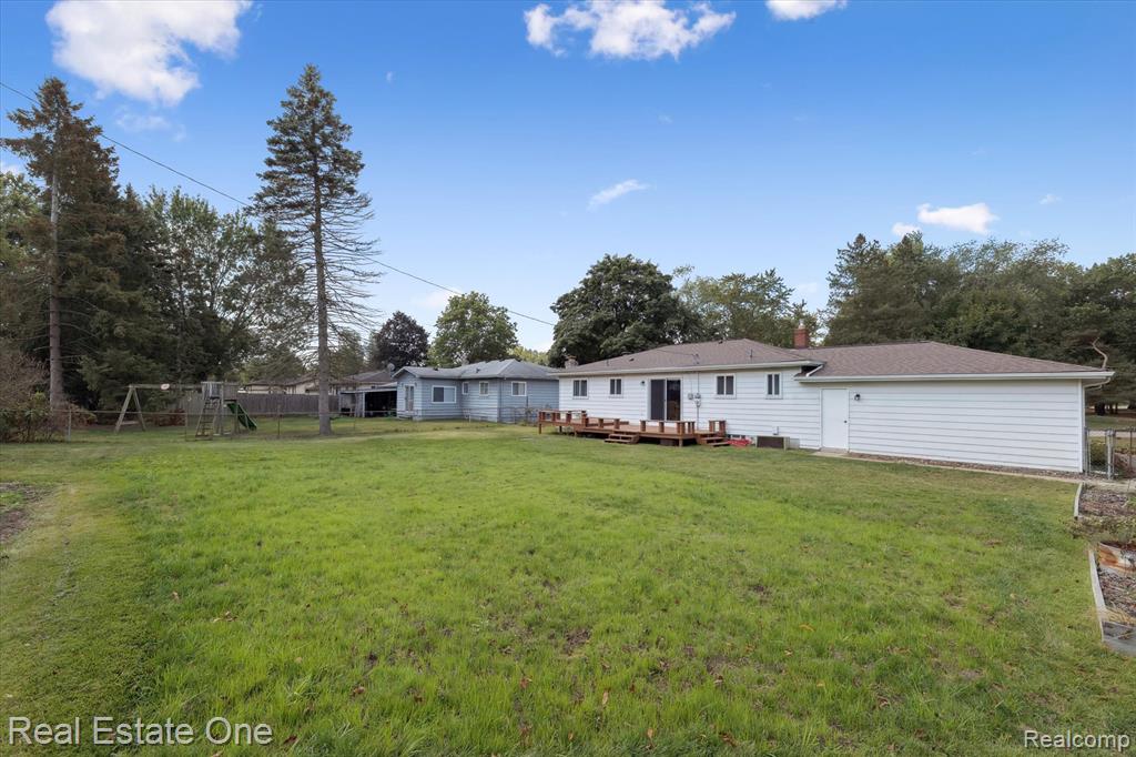 2436 Woodlawn Street, Wolverine Lake, MI 48390 — Photo 37