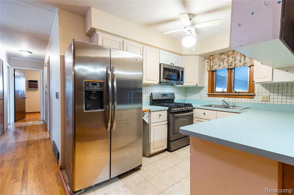 5035 Hillcrest Court, Trenton, MI 48183 — Photo 10