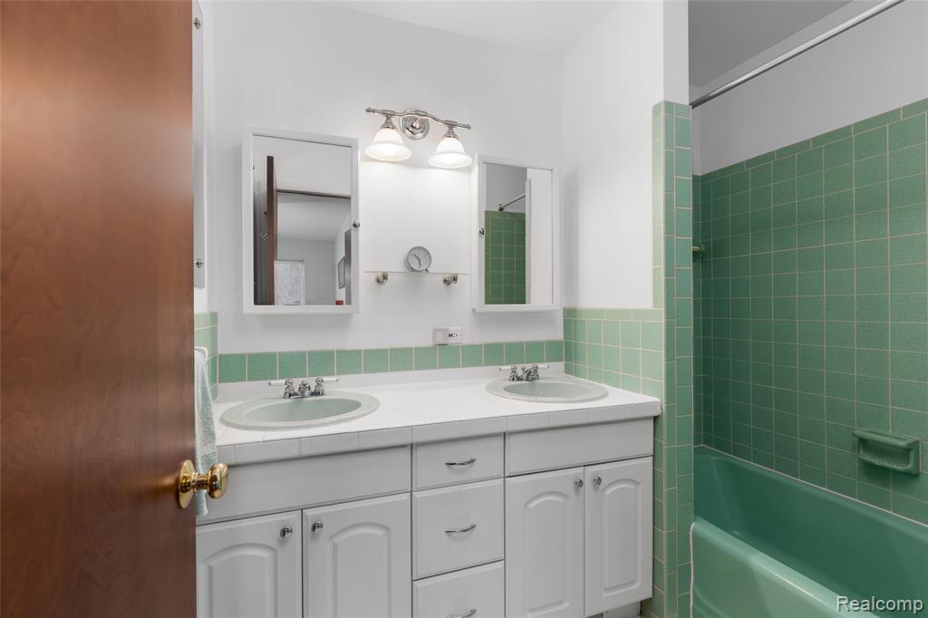 9801 Gibbs Road, Clarkston, MI 48348 — Photo 19