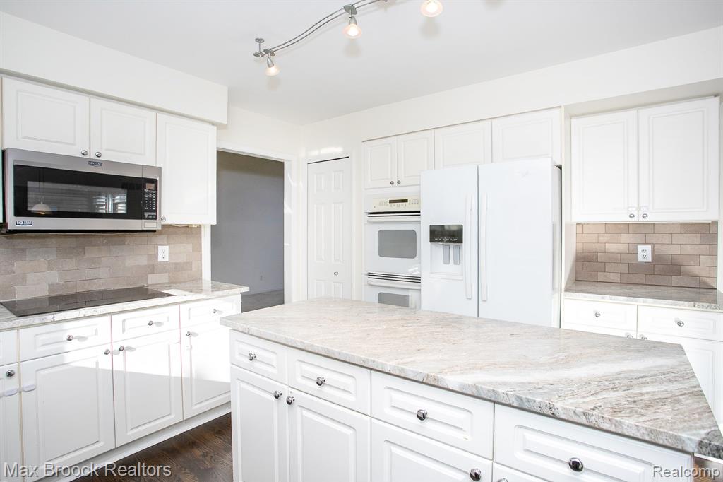 6817 Woodcrest Drive, Troy, MI 48098 — Photo 17