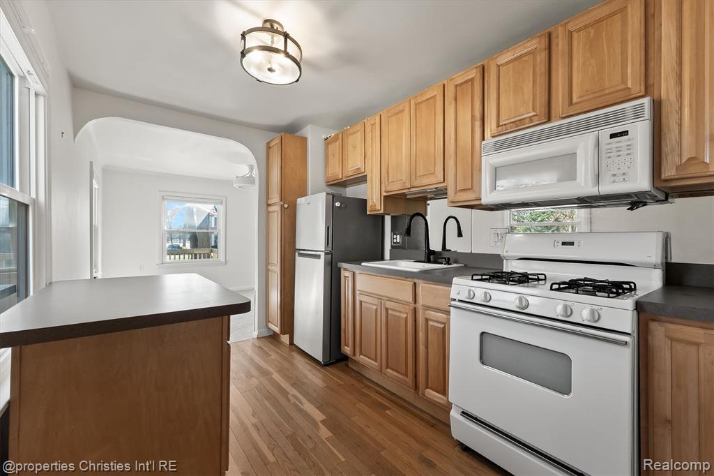 9280 Tanbay Street, Commerce Twp, MI 48382 — Photo 11