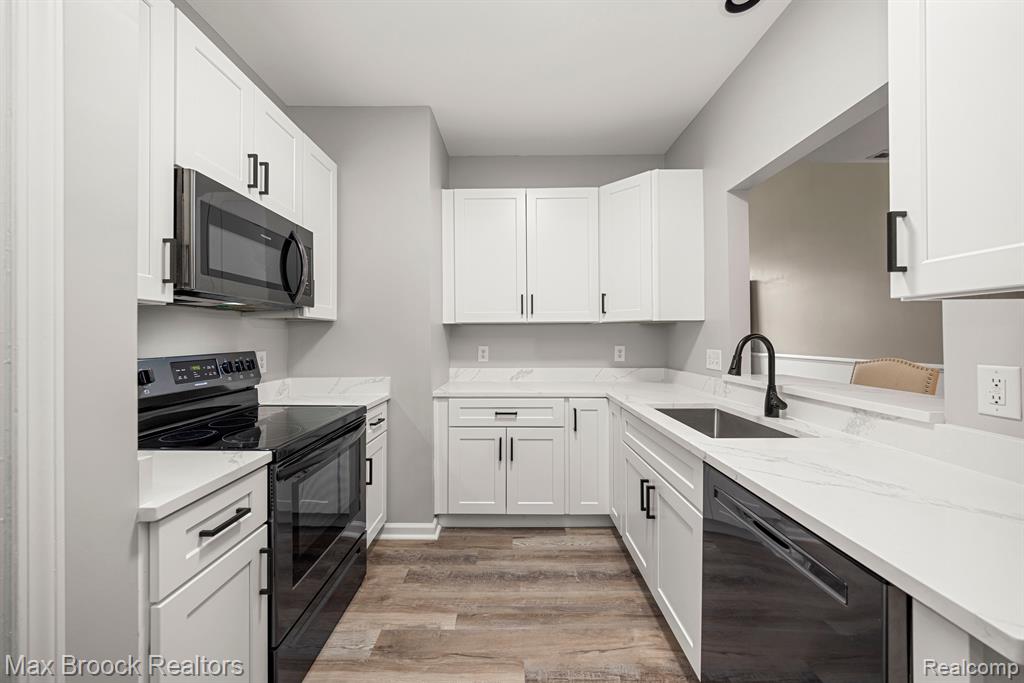 6104 ADDINGTON Drive, Commerce Twp, MI 48390 — Photo 14