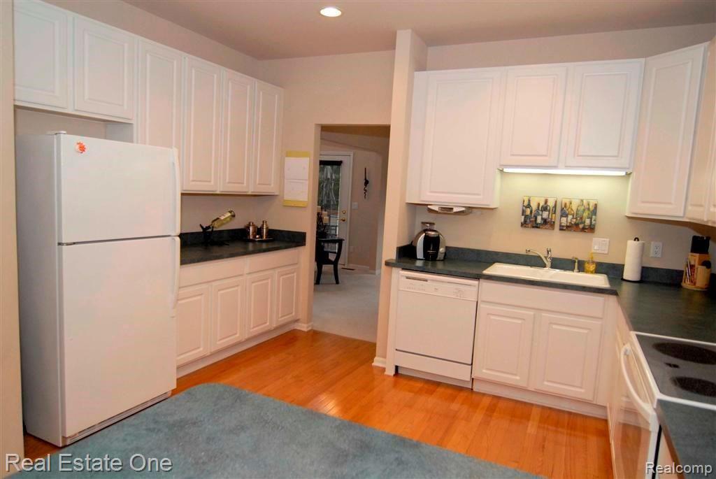 66 SANDHILLS Lane, Lake Orion, MI 48362 — Photo 21
