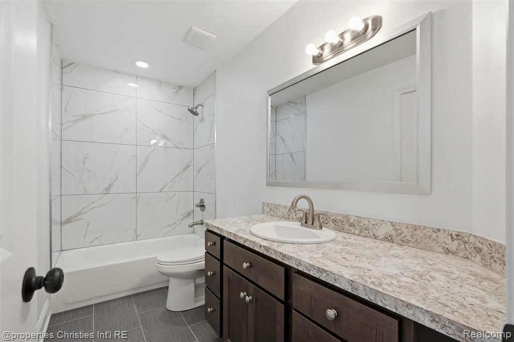 27824 Groveland Street, Madison Heights, MI 48071 — Photo 18
