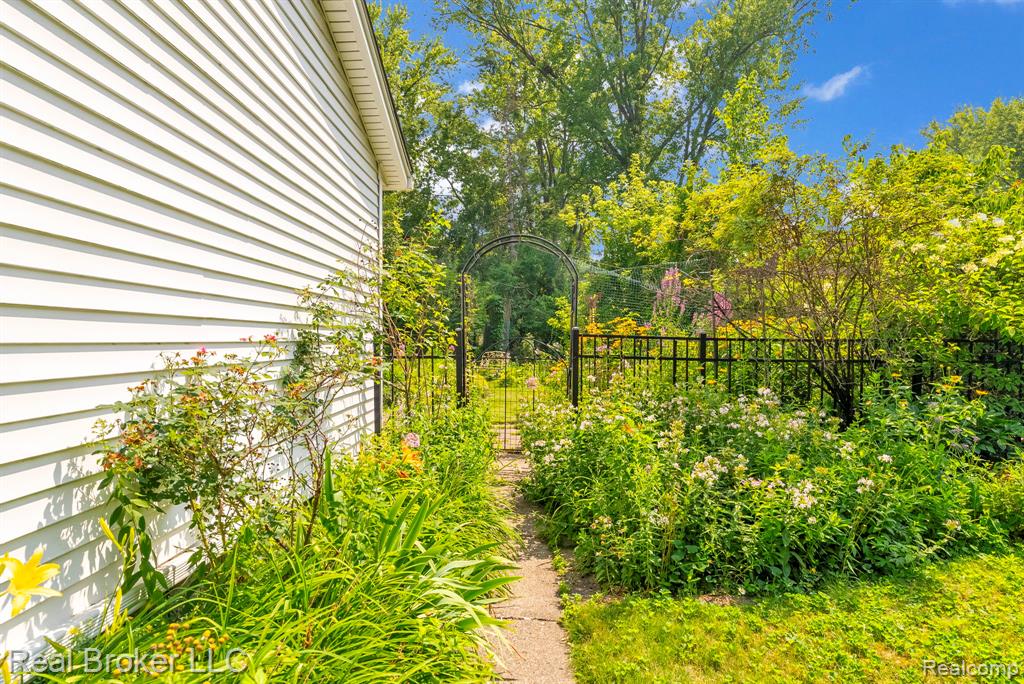 42347 Brentwood Drive, Plymouth, MI 48170 — Photo 36