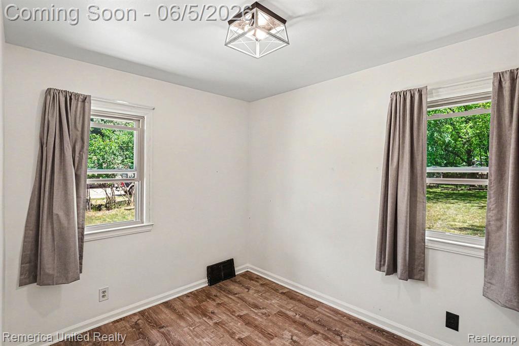 1024 Lee Street, Fenton, MI 48430 — Photo 13