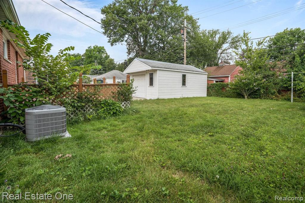 21135 LITTLESTONE Road, Harper Woods, MI 48225 — Photo 18