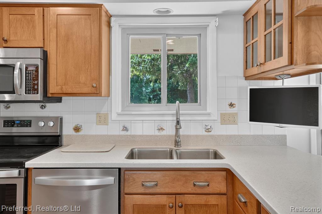 5524 Lawrence Court, Pinckney, MI 48169 — Photo 17