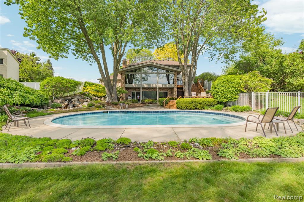 4700 S Valleyview Road, West Bloomfield, MI 48323 — Photo 45