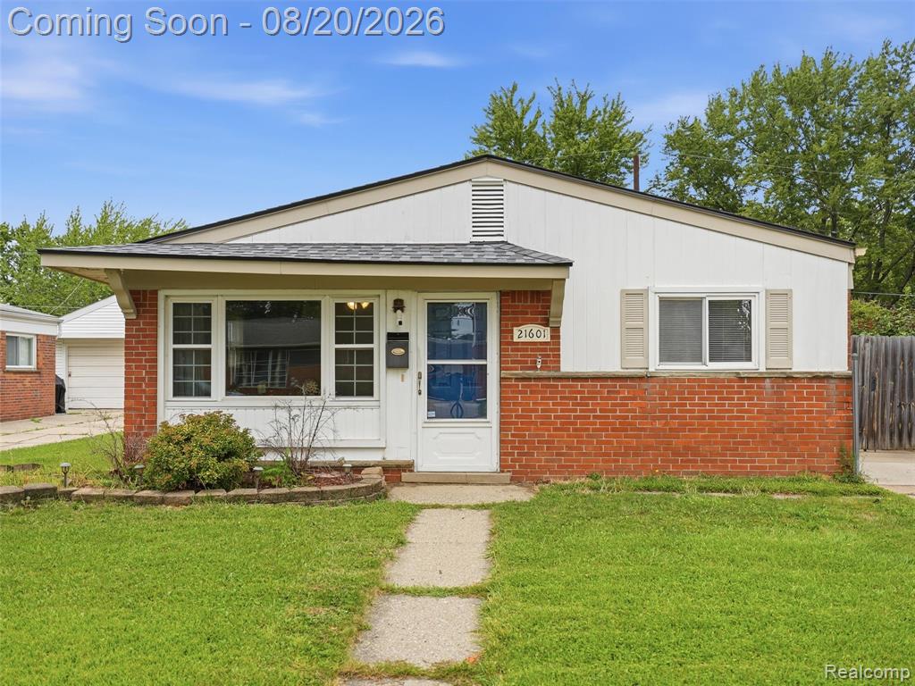 21601 Parkway Street, Saint Clair Shores, MI 48082