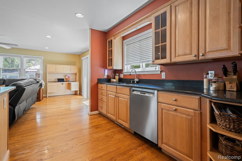 10065 Hart Avenue, Huntington Woods, MI — Photo 12