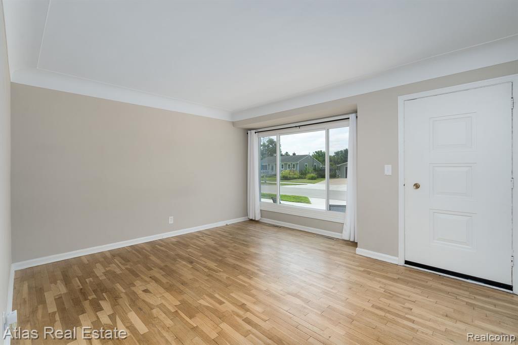 832 Southwood Drive, Fenton, MI 48430 — Photo 10