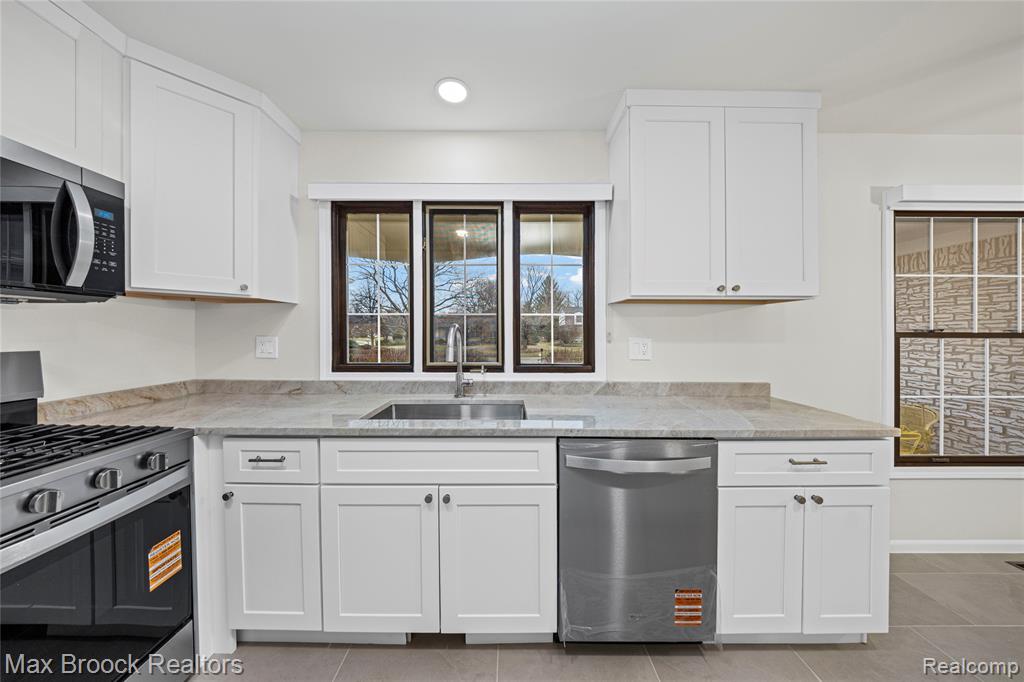 28977 Lake Park Dr. Drive, Farmington, MI 48331 — Photo 7
