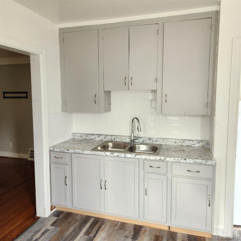 9924 MONTROSE Street, Detroit, MI 48227 — Photo 7