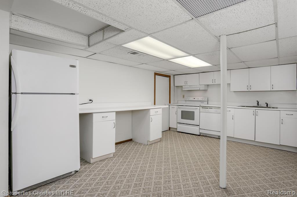5896 NANEVA Court, West Bloomfield, MI — Photo 43
