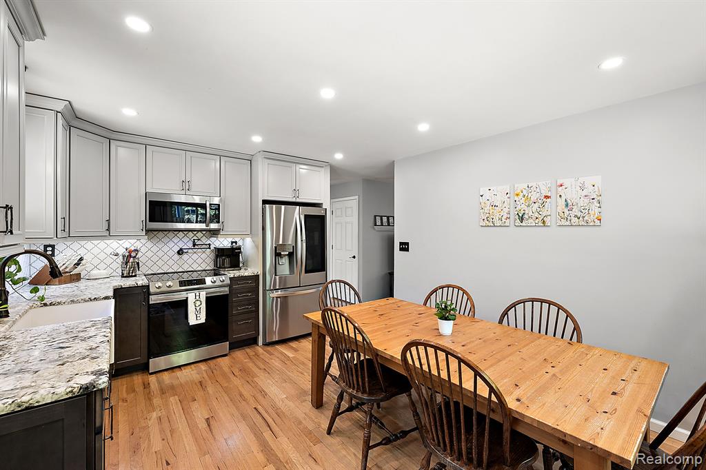 8110 W CIRCLE Drive, Clarkston, MI 48348 — Photo 15