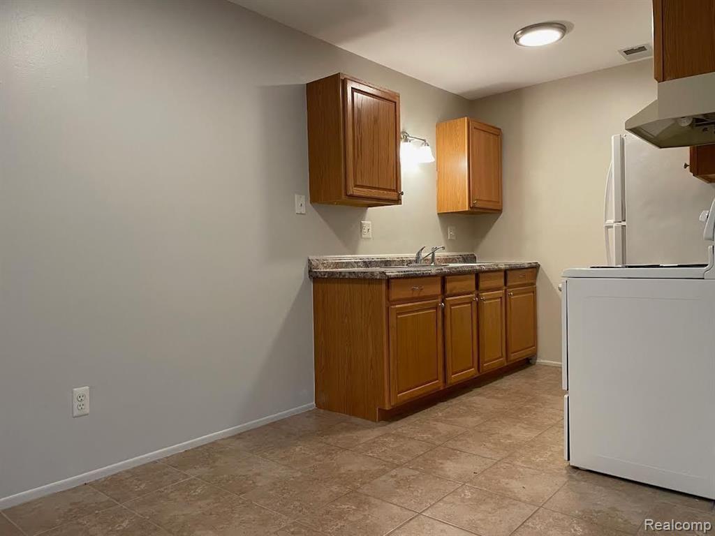 865 E SUMMIT Street, Milford, MI 48381 — Photo 6