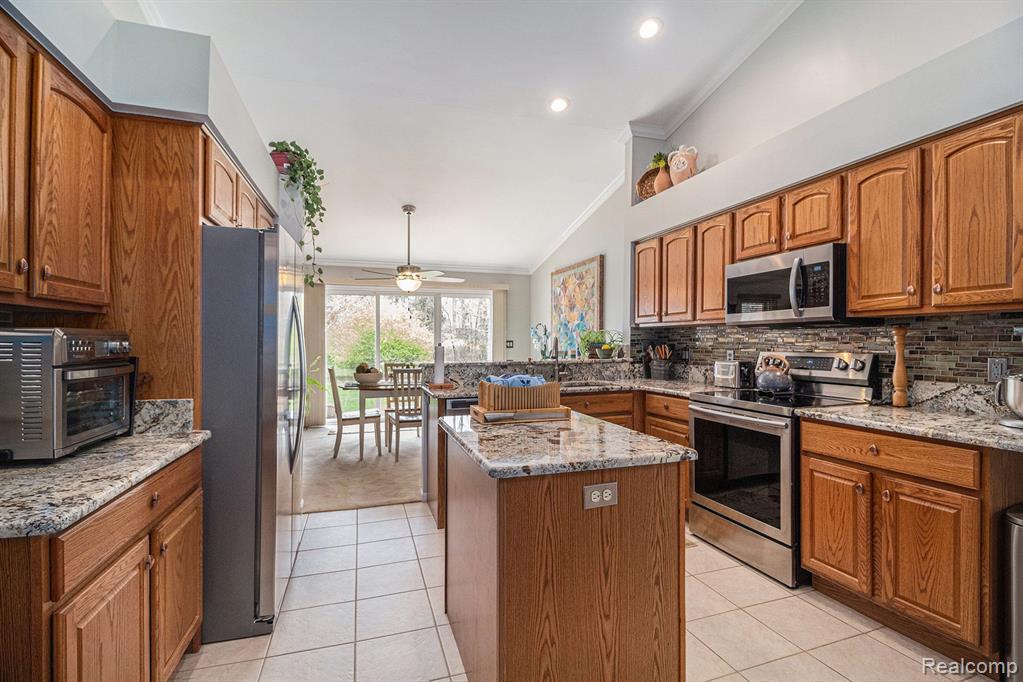 404 WALNUT Drive, 34, South Lyon, MI 48178 — Photo 11