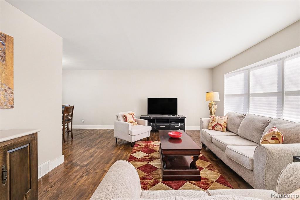 6090 Lancaster Drive, Flint, MI 48532 — Photo 9