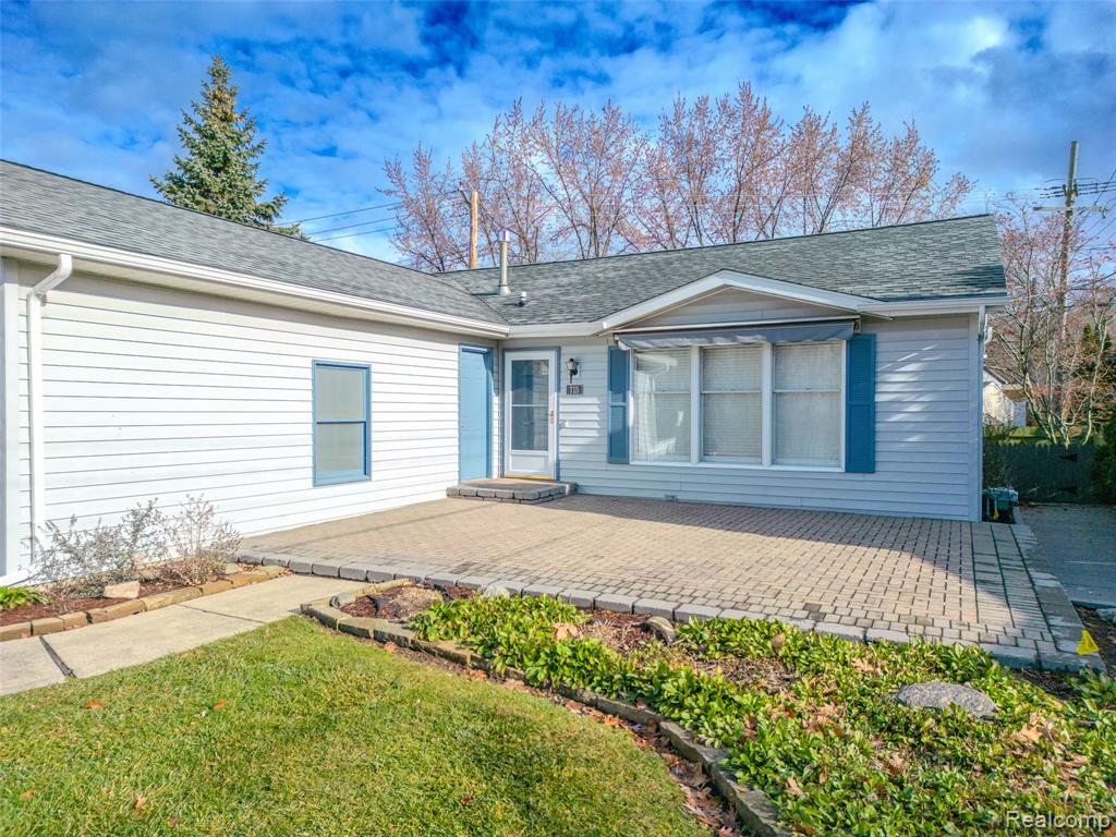 715 Lakeside Drive, Waterford, MI 48328 — Photo 2