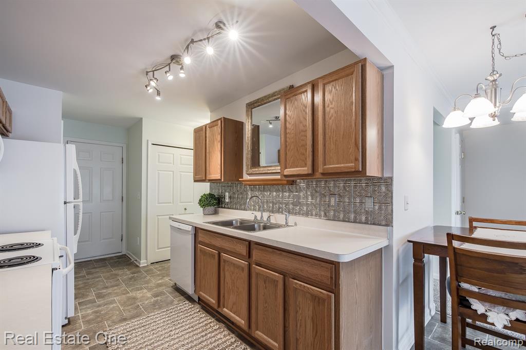 1277 Edelweiss Lane, Waterford, MI 48327 — Photo 11