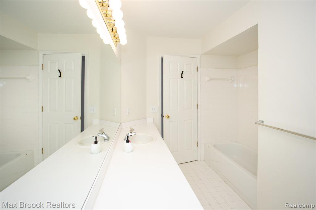 6817 Woodcrest Drive, Troy, MI 48098 — Photo 36