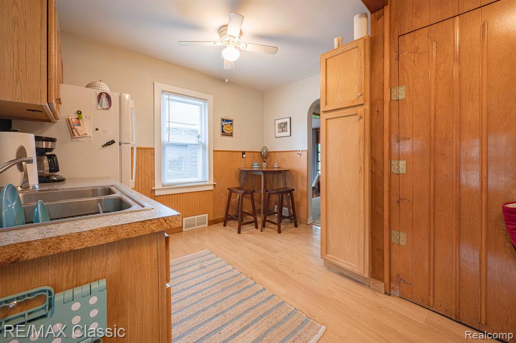 406 COMMON Street, Walled Lake, MI 48390 — Photo 10