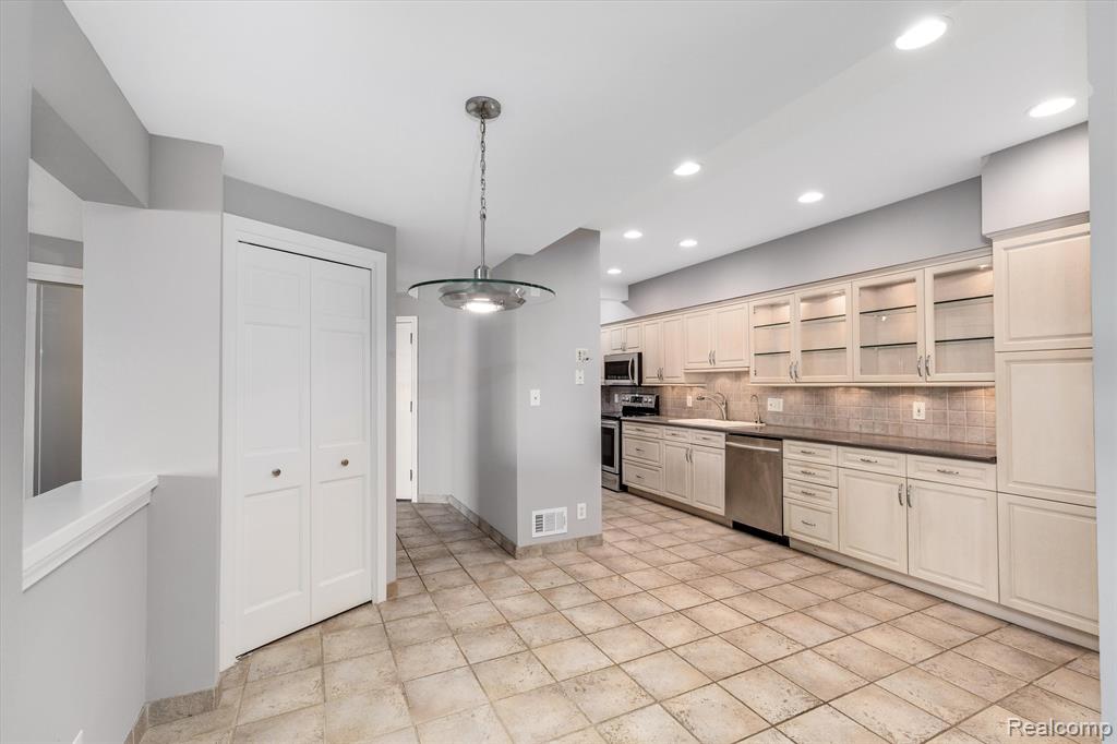43000 12 OAKS CRESCENT Drive, 3022, Novi, MI 48377 — Photo 6