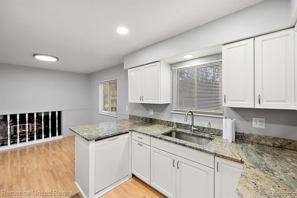 876 RIDGEMONT Street, Commerce Twp, MI 48382 — Photo 16