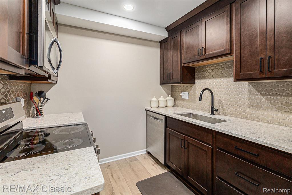 42173 OLD POND Circle, Plymouth, MI 48170 — Photo 14