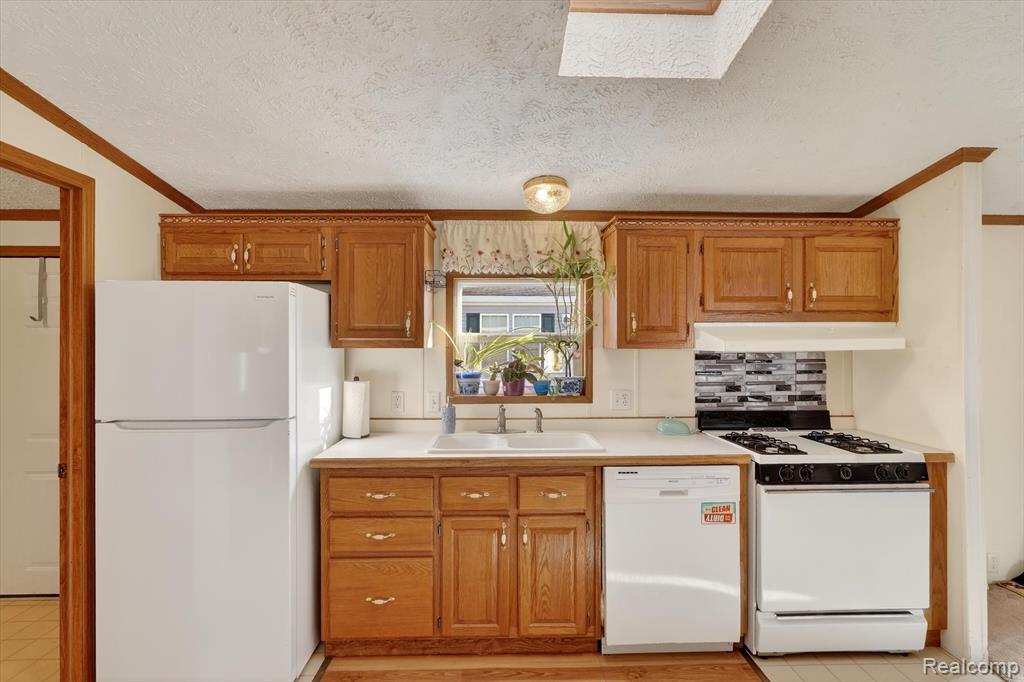 3612 Hawthorne St, Clarkston, MI 48348 — Photo 12