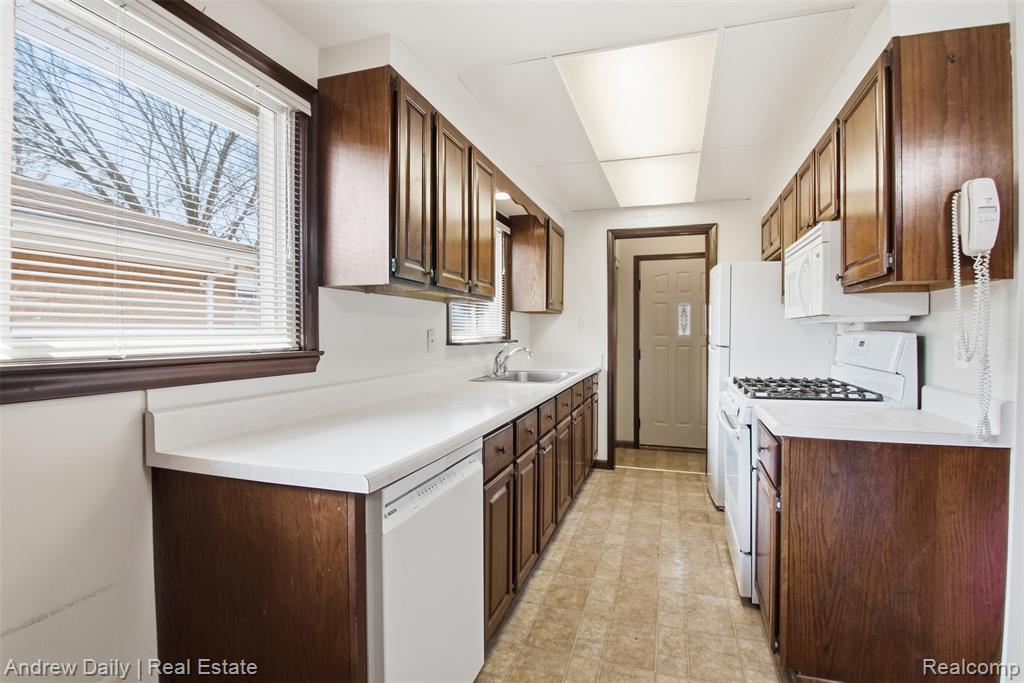 8460 Nightingale Street, Dearborn Heights, MI 48127 — Photo 6