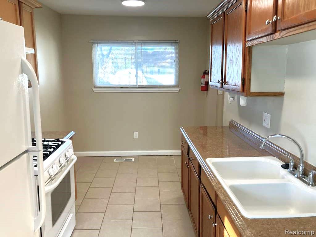 861 E DALLAS Avenue, Madison Heights, MI 48071 — Photo 15